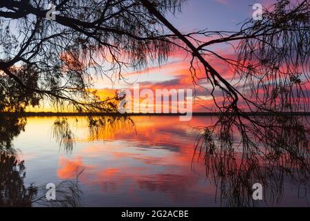 Roter Himmel bei Sonnenuntergang über Lake Dunn, einem beliebten Touristenziel, in der Nähe von Aramac, Central Queensland, Queensland, QLD, Australien Stockfoto
