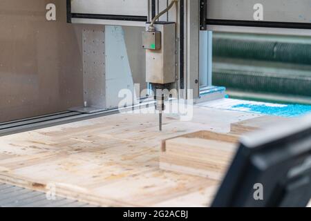 CNC-Maschine bei der Arbeit Prozess Schneiden von Holz mit Bohrer, Nahaufnahme. Stockfoto