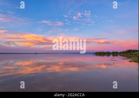 Rosafarbener Himmel bei Sonnenuntergang am Lake Dunn, einem beliebten Touristenziel, in der Nähe von Aramac, Central Queensland, Queensland, QLD, Australien Stockfoto