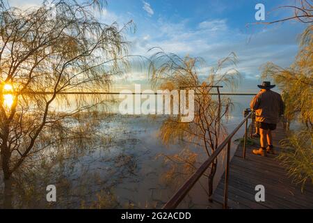 Touristen beobachten den Sonnenuntergang am Lake Dunn, einem beliebten Touristenziel, in der Nähe von Aramac, Central Queensland, Queensland, QLD, Australien Stockfoto