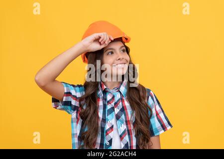 Verbessern Sie Ihre Kindheit. Future Engineer. Workers Day. Reparaturen. Fröhliche Teenager-Mädchen Stockfoto