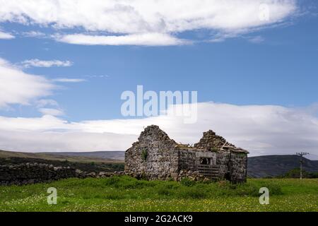 In Upper Teesdale, County Durham, England, ist eine verfallene alte Steinscheune mit dem Dach eingestürzt Stockfoto