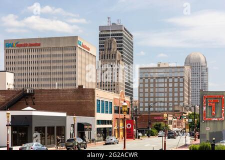 WINSTON-SALEM, NC, USA-1. JUNI 2021: Blick auf die Skyline der Stadt vom Arts District, einschließlich des Reynolds Plaza-Gebäudes, dem ursprünglichen Reynolds BU Stockfoto