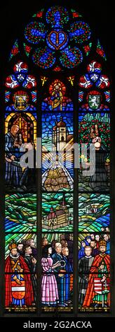 Buntglasfenster mit Darstellung des Wallfahrtsortes Mariazell in Österreich. Votivkirche – Votivkirche, Wien, Österreich. Stockfoto