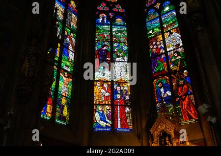 Buntglasfenster mit Darstellung der Passion Jesu Christi. Votivkirche – Votivkirche, Wien, Österreich. Stockfoto