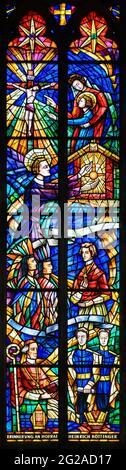 Buntglasfenster, das das Leben der heiligen Clemens Maria Hofbauer und seiner Schüler Frederic Baraga und Kardinal Rauscher darstellt. Votivkirche. Stockfoto