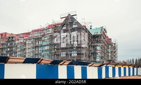 KALININGRAD, RUSSLAND - 15. APRIL 2021:KTSH Wohnanlage im Bau, Bauherren auf der Treppe Stockfoto