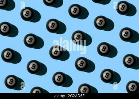 Billiard 8 Ball multipliziert auf weichem himmelblauen Hintergrund. Schießen Pool und spielen lustige Spiele Idee. Minimales Sport- und Freizeitkonzept. Stockfoto