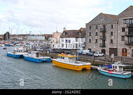 Boote auf dem Fluss im Hafen von Weymouth in Dorset, England. Stockfoto