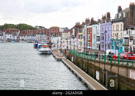 Boote auf dem Fluss im Hafen von Weymouth in Dorset, England. Stockfoto