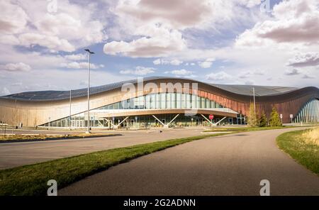 Calgary Alberta Kanada, Mai 12 2021: Ein Betonradweg auf der YMCA-Sportanlage Rocky Ridge unter bewölktem Himmel. Stockfoto