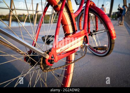 Calgary Alberta Kanada, 30 2021. Mai: Ein Vintage-Huffy-Damenkreuzfahrrad parkte an einem Sommerabend auf einer Brücke in der Innenstadt von East Village. Stockfoto