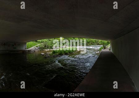 Ultra Wide View of the Water Stream of Chittenango Falls, eingerahmt von der Highway Crossover Bridge Stockfoto