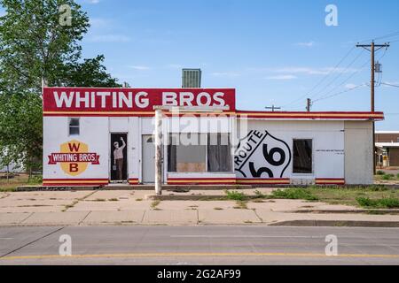 Tucamcari, New Mexico - 7. Mai 2021: Die verlassene Whiting Bros Tankstelle an der alten Route 66, jetzt verlassen Stockfoto