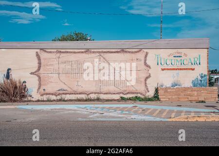 Tucamcari, New Mexico - 7. Mai 2021: Willkommen in der Stadt Tucamcari an der Seite eines alten verlassenen Gebäudes Stockfoto