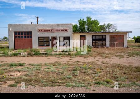 Tucamcari, New Mexico - 7. Mai 2021: Verlassene Antiquitäten- und Lederwarengeschäfte entlang der Route 66 Stockfoto