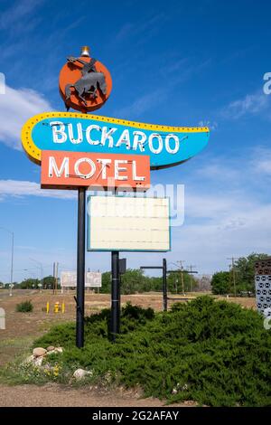 Tucamcari, New Mexico - 7. Mai 2021: Das Neonschild für das klassische Buckaroo Motel an der Route 66 Stockfoto