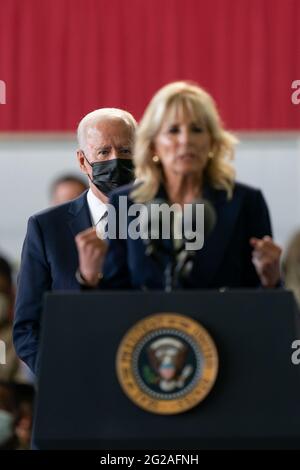 US-Präsident Joe Biden sieht zu, wie First Lady Jill Biden vor dem G7-Gipfel in Cornwall US-Militärangehörende auf der RAF Mildenhall in Suffolk anspricht. Bilddatum: Mittwoch, 9. Juni 2021. Stockfoto