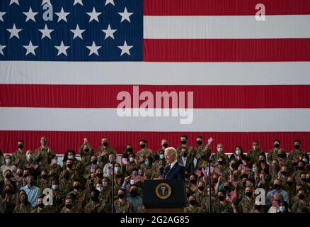 US-Präsident Joe Biden wendet sich vor dem G7-Gipfel in Cornwall an US-Militärangehörende bei der RAF Mildenhall in Suffolk. Bilddatum: Mittwoch, 9. Juni 2021. Stockfoto