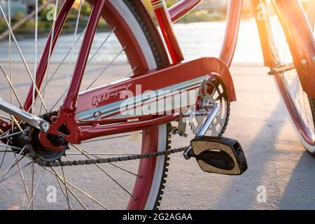 Calgary, Alberta, Kanada, 30 2021. Mai: Ein klassisches Damen-Cruiser-Fahrrad bei Sonnenuntergang auf einem öffentlichen Weg in einer kanadischen Stadt. Stockfoto