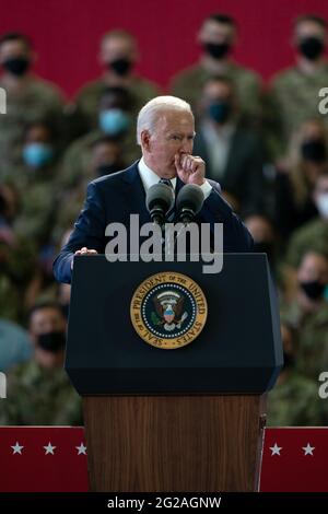 US-Präsident Joe Biden wendet sich vor dem G7-Gipfel in Cornwall an US-Militärangehörende bei der RAF Mildenhall in Suffolk. Bilddatum: Mittwoch, 9. Juni 2021. Stockfoto