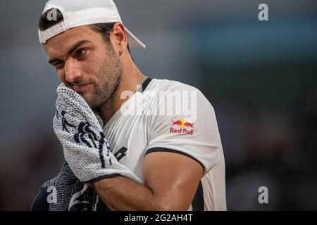 Paris, Frankreich. Juni 2021. Matteo Berrettini aus Italien reagiert beim Viertelfinale der Männer gegen Novak Djokovic aus Serbien beim French Open Tennisturnier in Roland Garros in Paris, Frankreich, am 9. Juni 2021. Quelle: Aurelien Morissard/Xinhua/Alamy Live News Stockfoto