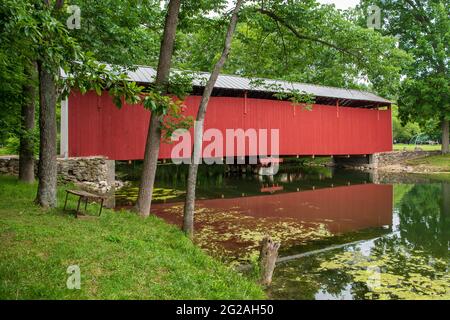 Irishman Covered Bridge, auch bekannt als Honey Creek Bridge, im Fowler Park, befand sich ursprünglich über Honey Creek auf der Ferree Road nordwestlich von Riley, V. Stockfoto