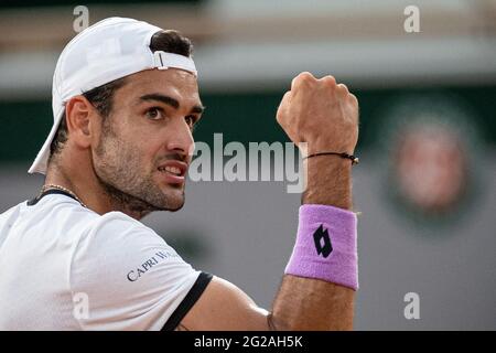 Paris, Frankreich. Juni 2021. Matteo Berrettini aus Italien reagiert beim Viertelfinale der Männer gegen Novak Djokovic aus Serbien beim French Open Tennisturnier in Roland Garros in Paris, Frankreich, am 9. Juni 2021. Quelle: Aurelien Morissard/Xinhua/Alamy Live News Stockfoto