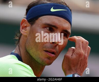 Paris, Frankreich. Juni 2021. Rafael Nadal aus Spanien reagiert beim Viertelfinale der Männer gegen den Argentinier Diego Schwartzman beim French Open Tennisturnier in Roland Garros in Paris, Frankreich, 9. Juni 2021. Kredit: Gao Jing/Xinhua/Alamy Live Nachrichten Stockfoto