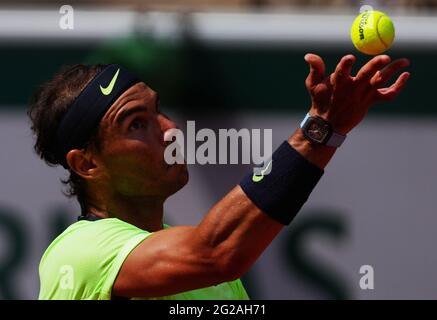 Paris, Frankreich. Juni 2021. Rafael Nadal aus Spanien ist beim Viertelfinale der Männer gegen den Argentinier Diego Schwartzman beim French Open Tennisturnier in Roland Garros in Paris, Frankreich, am 9. Juni 2021 im Dienst. Kredit: Gao Jing/Xinhua/Alamy Live Nachrichten Stockfoto