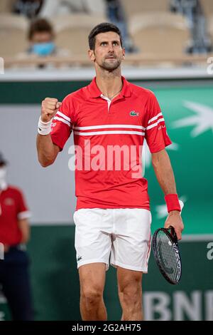 Paris, Frankreich. Juni 2021. Novak Djokovic aus Serbien reagiert beim Viertelfinale der Männer gegen Matteo Berrettini aus Italien beim French Open Tennisturnier in Roland Garros in Paris, Frankreich, am 9. Juni 2021. Quelle: Aurelien Morissard/Xinhua/Alamy Live News Stockfoto