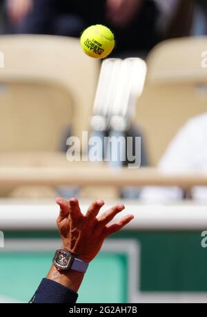 Paris, Frankreich. Juni 2021. Rafael Nadal aus Spanien ist beim Viertelfinale der Männer gegen den Argentinier Diego Schwartzman beim French Open Tennisturnier in Roland Garros in Paris, Frankreich, am 9. Juni 2021 im Dienst. Kredit: Gao Jing/Xinhua/Alamy Live Nachrichten Stockfoto