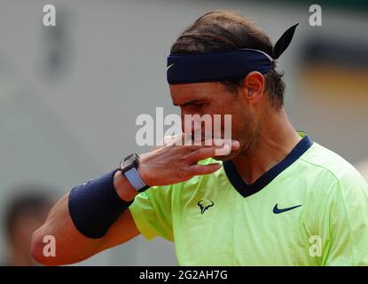 Paris, Frankreich. Juni 2021. Rafael Nadal aus Spanien reagiert beim Viertelfinale der Männer gegen den Argentinier Diego Schwartzman beim French Open Tennisturnier in Roland Garros in Paris, Frankreich, 9. Juni 2021. Kredit: Gao Jing/Xinhua/Alamy Live Nachrichten Stockfoto