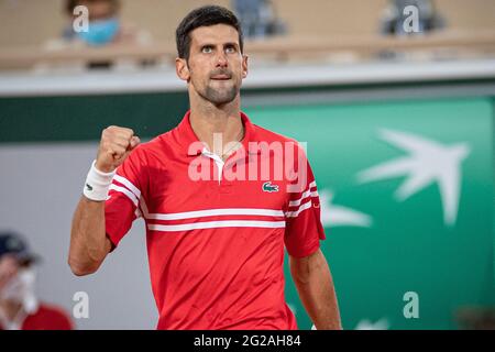 Paris, Frankreich. Juni 2021. Novak Djokovic aus Serbien reagiert beim Viertelfinale der Männer gegen Matteo Berrettini aus Italien beim French Open Tennisturnier in Roland Garros in Paris, Frankreich, am 9. Juni 2021. Quelle: Aurelien Morissard/Xinhua/Alamy Live News Stockfoto