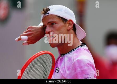 Paris, Frankreich. Juni 2021. Diego Schwartzman aus Argentinien reagiert beim Viertelfinale der Männer gegen den Spanier Rafael Nadal beim French Open Tennisturnier in Roland Garros in Paris, Frankreich, 9. Juni 2021. Kredit: Gao Jing/Xinhua/Alamy Live Nachrichten Stockfoto