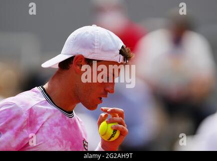 Paris, Frankreich. Juni 2021. Diego Schwartzman aus Argentinien reagiert beim Viertelfinale der Männer gegen den Spanier Rafael Nadal beim French Open Tennisturnier in Roland Garros in Paris, Frankreich, 9. Juni 2021. Kredit: Gao Jing/Xinhua/Alamy Live Nachrichten Stockfoto