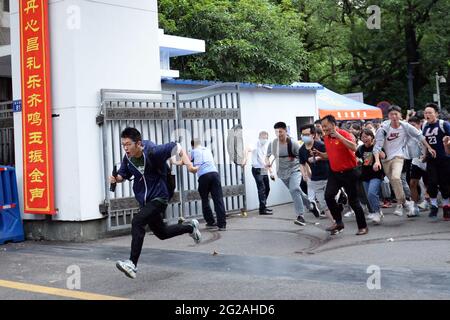 Changsha, Chinas Provinz Hunan. Juni 2021. Die Examinierten gehen an einer Mittelschule in Changsha, der Hauptstadt der zentralchinesischen Provinz Hunan, aus einem Prüfungsort aus, 9. Juni 2021. Die jährliche Hochschulzugangsprüfung in China endete am Dienstag in einigen Teilen des Landes. Quelle: Chen Zhenhai/Xinhua/Alamy Live News Stockfoto