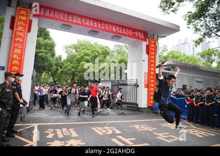 Changsha, Chinas Provinz Hunan. Juni 2021. Die Examinierten gehen an einer Mittelschule in Changsha, der Hauptstadt der zentralchinesischen Provinz Hunan, aus einem Prüfungsort aus, 9. Juni 2021. Die jährliche Hochschulzugangsprüfung in China endete am Dienstag in einigen Teilen des Landes. Kredit: Xue Yuge/Xinhua/Alamy Live Nachrichten Stockfoto