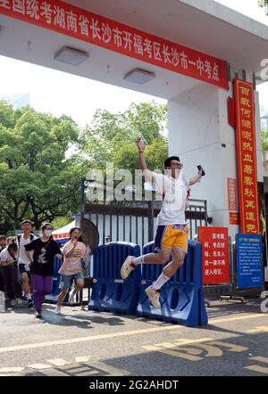 Changsha, Chinas Provinz Hunan. Juni 2021. Die Examinierten gehen an einer Mittelschule in Changsha, der Hauptstadt der zentralchinesischen Provinz Hunan, aus einem Prüfungsort aus, 9. Juni 2021. Die jährliche Hochschulzugangsprüfung in China endete am Dienstag in einigen Teilen des Landes. Quelle: Chen Zhenhai/Xinhua/Alamy Live News Stockfoto