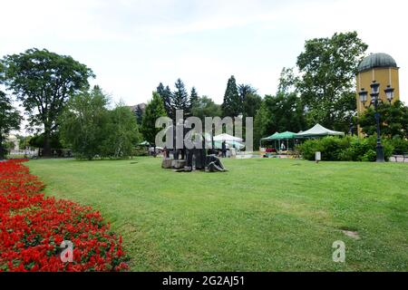 Eine Bronzeskulptur in einem kleinen Park entlang der Moskovska und in der Nähe der Aleksander Nevski-Gedächtniskirche. Stockfoto