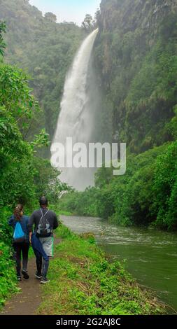 Ruminahui, Pichincha / Ecuador - 24 2021. Mai: Ehepaar geht in Richtung des Condor Machay Wasserfalls mitten im Andenwald in der Nähe der Stadt Q