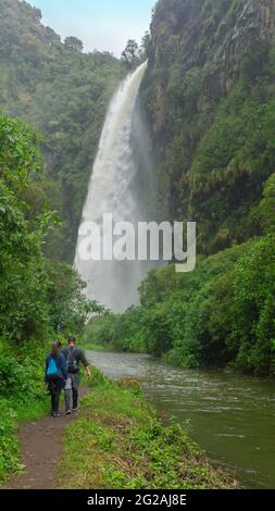 Ruminahui, Pichincha / Ecuador - 24 2021. Mai: Ehepaar geht in Richtung des Condor Machay Wasserfalls mitten im Andenwald in der Nähe der Stadt Q