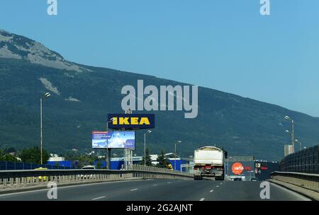 IKEA und Sofiaring Einkaufszentrum in der Nähe des Vitosha Berges in Sofia, Bulgarien. Stockfoto