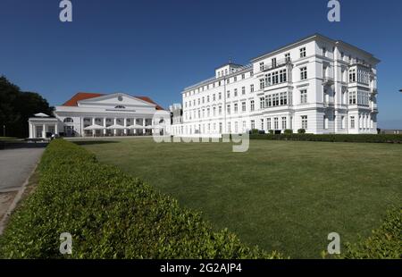 Heiligendamm, Deutschland. Juni 2021. Das Grand Hotel Heiligendamm mit dem Kurhaus und dem Haus Mecklenburg. Das Hotel an der Ostsee, das sich als Gastgeber des G8-Gipfels 2007 einen Namen gemacht hat, wird am 10.06.2021 nach einer monatelangen Koronapause wieder eröffnet. Quelle: Bernd Wüstneck/dpa-Zentralbild/dpa/Alamy Live News Stockfoto