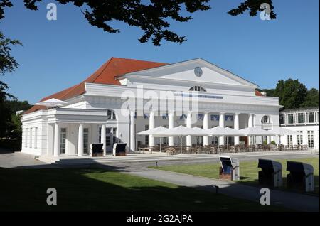 Heiligendamm, Deutschland. Juni 2021. Das Kurhaus im Grand Hotel Heiligendamm. Das Hotel an der Ostsee, das sich als Gastgeber des G8-Gipfels 2007 einen Namen gemacht hat, wird am 10.06.2021 nach einer monatelangen Koronapause wieder eröffnet. Quelle: Bernd Wüstneck/dpa-Zentralbild/dpa/Alamy Live News Stockfoto