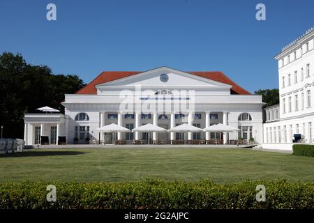 Heiligendamm, Deutschland. Juni 2021. Das Kurhaus im Grand Hotel Heiligendamm. Das Hotel an der Ostsee, das sich als Gastgeber des G8-Gipfels 2007 einen Namen gemacht hat, wird am 10.06.2021 nach einer monatelangen Koronapause wieder eröffnet. Quelle: Bernd Wüstneck/dpa-Zentralbild/dpa/Alamy Live News Stockfoto