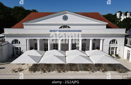 Heiligendamm, Deutschland. Juni 2021. Das Kurhaus im Grand Hotel Heiligendamm. Das Hotel an der Ostsee, das sich als Gastgeber des G8-Gipfels 2007 einen Namen gemacht hat, wird am 10.06.2021 nach einer monatelangen Koronapause wieder eröffnet. Quelle: Bernd Wüstneck/dpa-Zentralbild/dpa/Alamy Live News Stockfoto