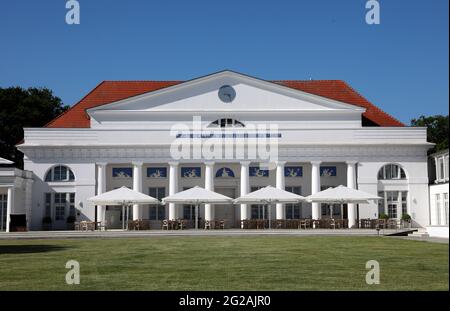 Heiligendamm, Deutschland. Juni 2021. Das Kurhaus im Grand Hotel Heiligendamm. Das Hotel an der Ostsee, das sich als Gastgeber des G8-Gipfels 2007 einen Namen gemacht hat, wird am 10.06.2021 nach einer monatelangen Koronapause wieder eröffnet. Quelle: Bernd Wüstneck/dpa-Zentralbild/dpa/Alamy Live News Stockfoto