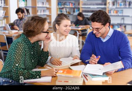 Studenten, die sich für die Prüfung in der Bibliothek vorbereiten Stockfoto