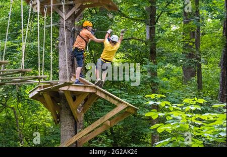 Anspruchsvoller und aufregender Familienspaß auf den Seilschienensträngen und dem Hochseilgarten von Screaming Eagle Aerial Adventures im Chattahoochee Nature Center in Roswell, GA. Stockfoto